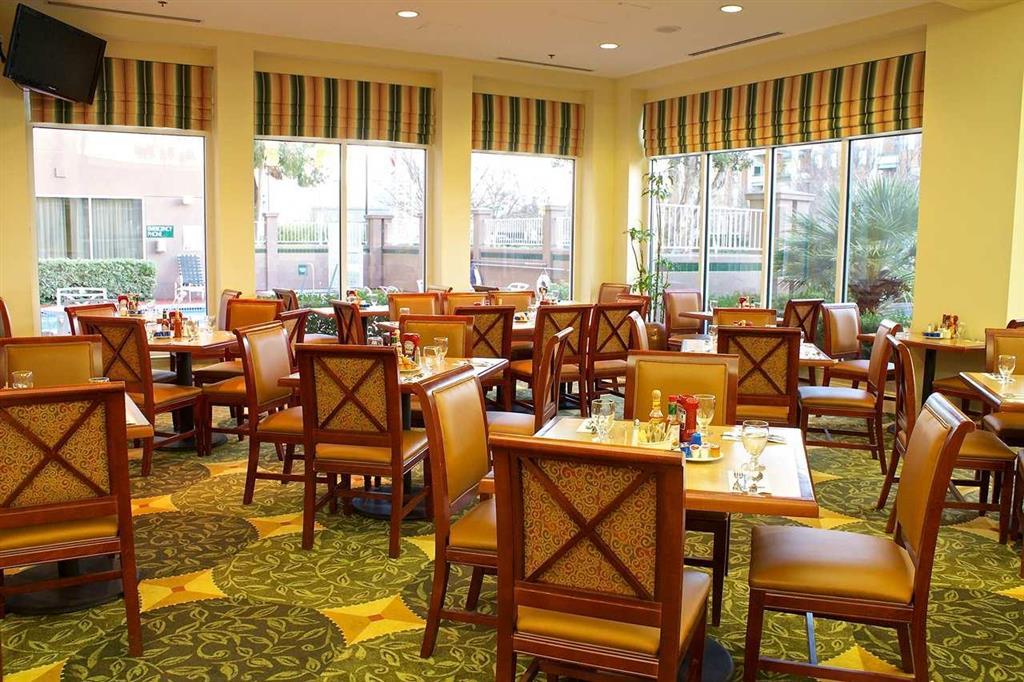 Hilton Garden Inn San Mateo Restoran gambar